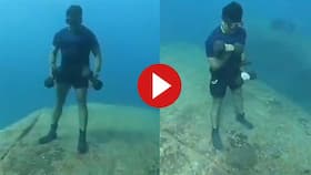 Puducherry man exercises underwater: गहरे समुद्र के बीच की इस व्‍यक्ति ने एक्‍सरसाइज