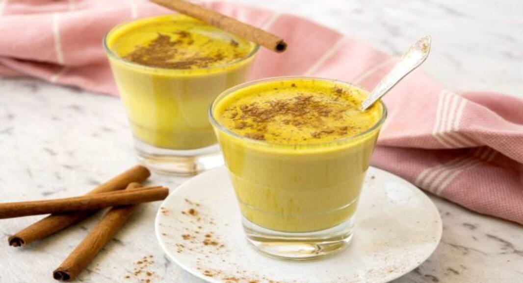 Diabetes Diet: डायबिटीज रोगी हल्दी दूध में मिलाकर पिएं ये 4 चीजें, कभी नहीं बढ़ेगा ब्लड शुगर लेवल