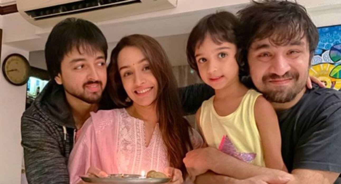 Global Day of Parents 2021: करोड़ों के मालिक हैं ये बॉलीवुड सेलेब्स, पर रहते हैं पैरेंट्स के घर में, समझते हैं जॉइंट फैमिली की अहमियत