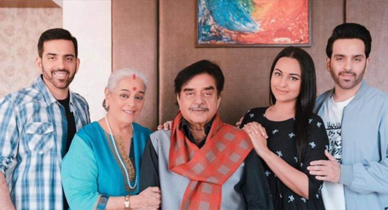 Global Day of Parents 2021: करोड़ों के मालिक हैं ये बॉलीवुड सेलेब्स, पर रहते हैं पैरेंट्स के घर में, समझते हैं जॉइंट फैमिली की अहमियत