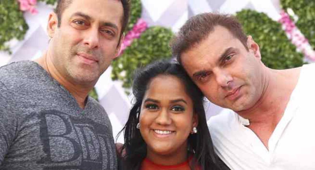 Global Day of Parents 2021: करोड़ों के मालिक हैं ये बॉलीवुड सेलेब्स, पर रहते हैं पैरेंट्स के घर में, समझते हैं जॉइंट फैमिली की अहमियत