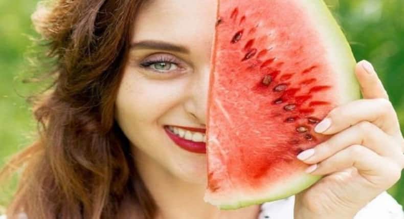 Watermelon Fake Vs Real: तरबूज भी हो सकता है नकली! कहीं आप भी तो नहीं खा रहे यह अनहेल्दी फल? ऐसे संमझे असली और नकली तरबूज का फर्क