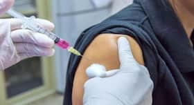 Covid-19 Infection After Vaccination: कोविड वैक्सीन ले चुके 10 हजार में से सिर्फ 26 हुए संक्रमित ।