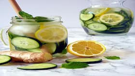 Detox Water मिनटों में साफ कर सकता है आपकी आंतों में जमा गंदगी, इस तरह तैयार करें घर पर अपना डिटॉक्स वॉटर
