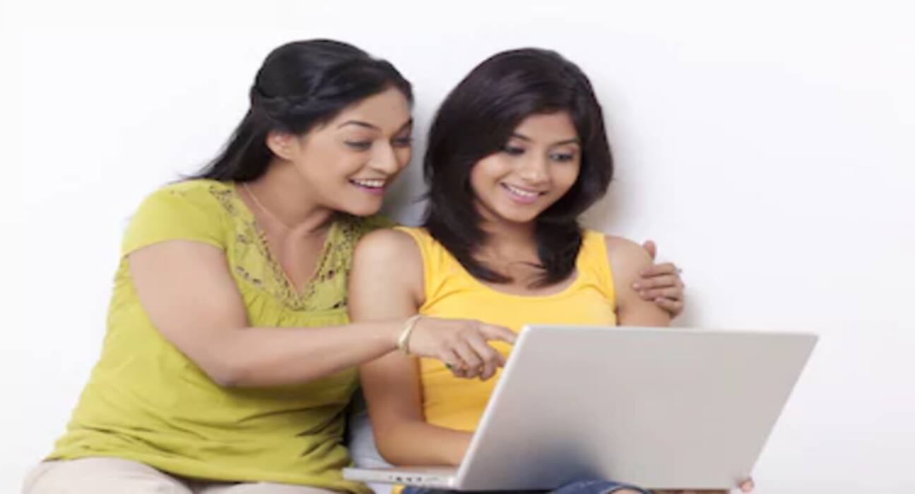 Friendship Day 2021 : जब करनी हो टीनएजर बच्चों से दोस्ती, तो इस तरह करें पहल