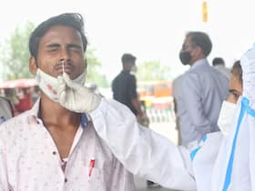 Coronavirus Live Updates: देश में पिछले 24 घंटे में 42 हजार से भी अधिक दर्ज हुए कोरोना केसेस, 533 मौतें