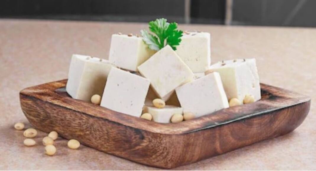 Post Covid Hair Loss Prevention: रुजुता दिवेकर की डायट टिप्स, जो कोविड के बाद झड़ते बालों की समस्या से दिलाएंगी निजात
