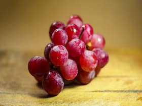 Red Grapes Benefits: हरा, काला ही नहीं खूब खाएं लाल अंगूर भी, शरीर को होंगे ढेरों फायदे