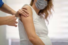 Corona Vaccine For Pregnant Woman: गर्भवती भी लगा सकती हैं कोरोना वैक्सीन, गुरुग्राम में 1,267 गर्भवती को पहली तो 1 महिला को लगी दूसरी डोज Corona Vaccine For Pregnant Woman: गर्भवती भी लगा सकती हैं कोरोना वैक्सीन, गुरुग्राम में 1,267 गर्भवती को पहली तो 1 महिला को लगी दूसरी डोज