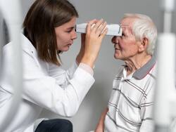 Diabetic Eye: क्या ब्लड शुगर लेवल बढ़ने से आपकी आंखों पर पड़ रहा है बुरा असर, जानिए क्या है वजह और बचाव के तरीके