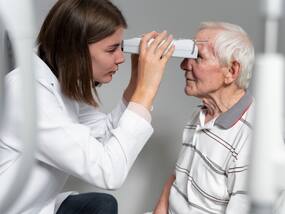 Diabetic Eye: क्या ब्लड शुगर लेवल बढ़ने से आपकी आंखों पर पड़ रहा है बुरा असर, जानिए क्या है वजह और बचाव के तरीके
