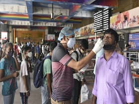 Coronavirus Live Update in Hindi: स्वास्थ्य मंत्रालय के आंकड़ों के अनुसार, भारत में पिछले 24 घंटों में कोविड-19 के 42,618 नए मामले आए सामने
