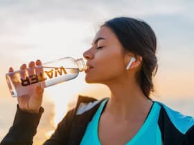 Wrong Way To Drink Water: पानी पीने के दौरान कभी न करें ये 5 गलतियां, जानलेवा बीमारियों का बनता है कारण