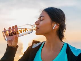 Wrong Way To Drink Water: पानी पीने के दौरान कभी न करें ये 5 गलतियां, जानलेवा बीमारियों का बनता है कारण