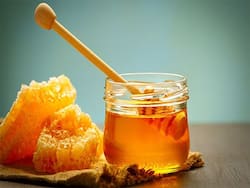 Honey Benefits for Skin: रूखी त्वचा पर इन दो तरीकों से लगाएं शहद, पाएं निखरी और बेदाग त्वचा