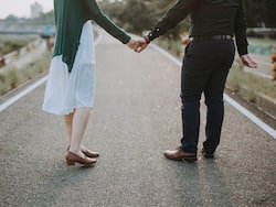 जिंदगी में फिर लौटे पुराने प्यार से कैसे करें दोबारा बात शुरू? 3 टिप्स, जो फिर लाएंगे आपके बीच प्यार