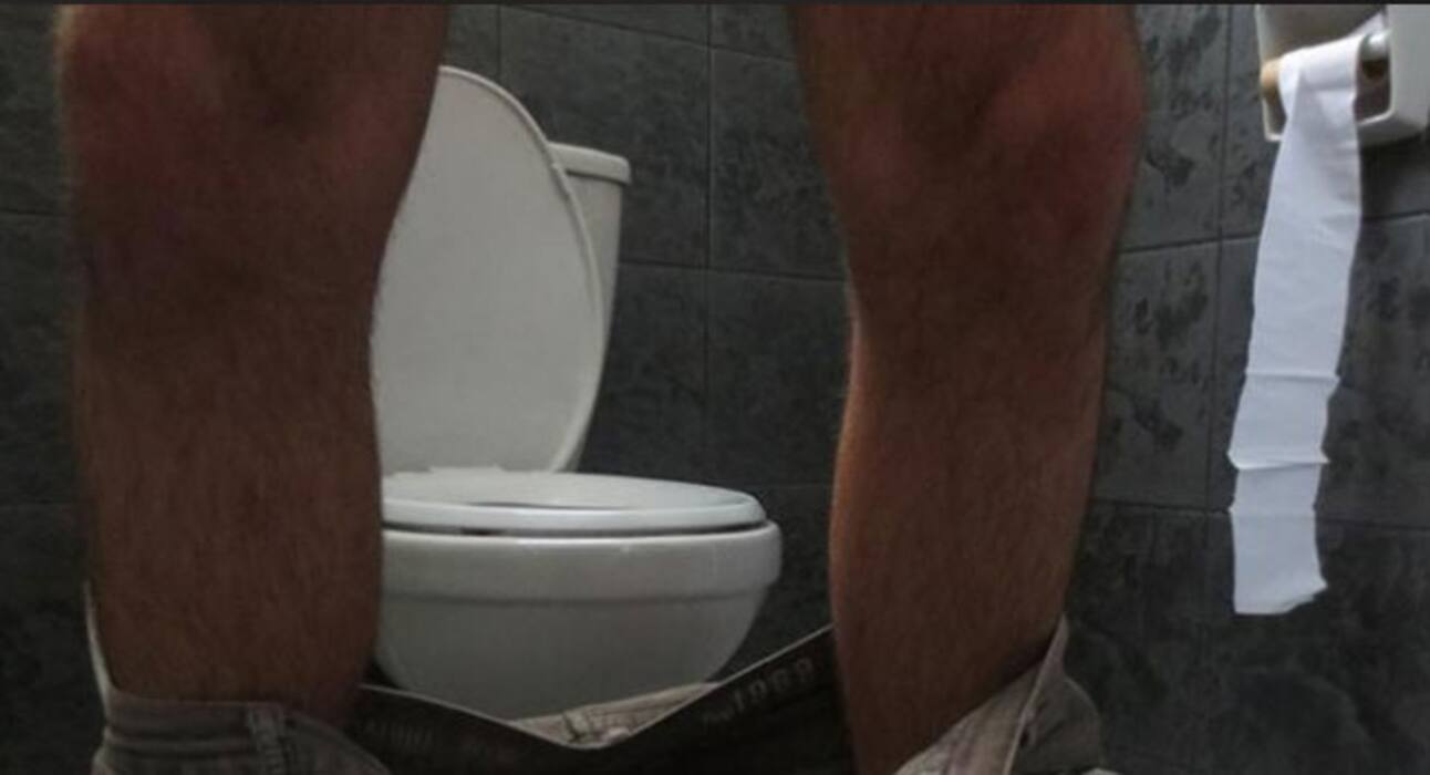Healthy Toilet Tips In hindi : शौच के समय ये 10 गलतियां बिगाड़ती हैं आपका स्वास्थ्य, जानें कौन सी गलती पड़ सकती है भारी