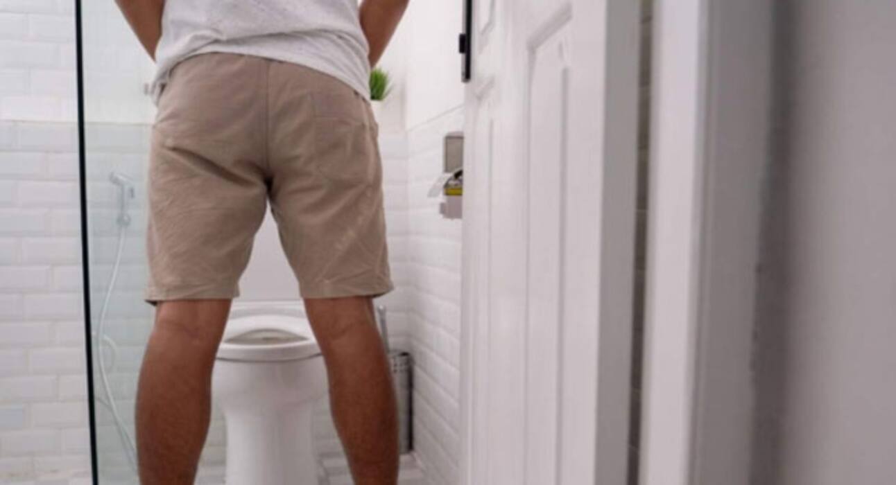 Healthy Toilet Tips In hindi : शौच के समय ये 10 गलतियां बिगाड़ती हैं आपका स्वास्थ्य, जानें कौन सी गलती पड़ सकती है भारी
