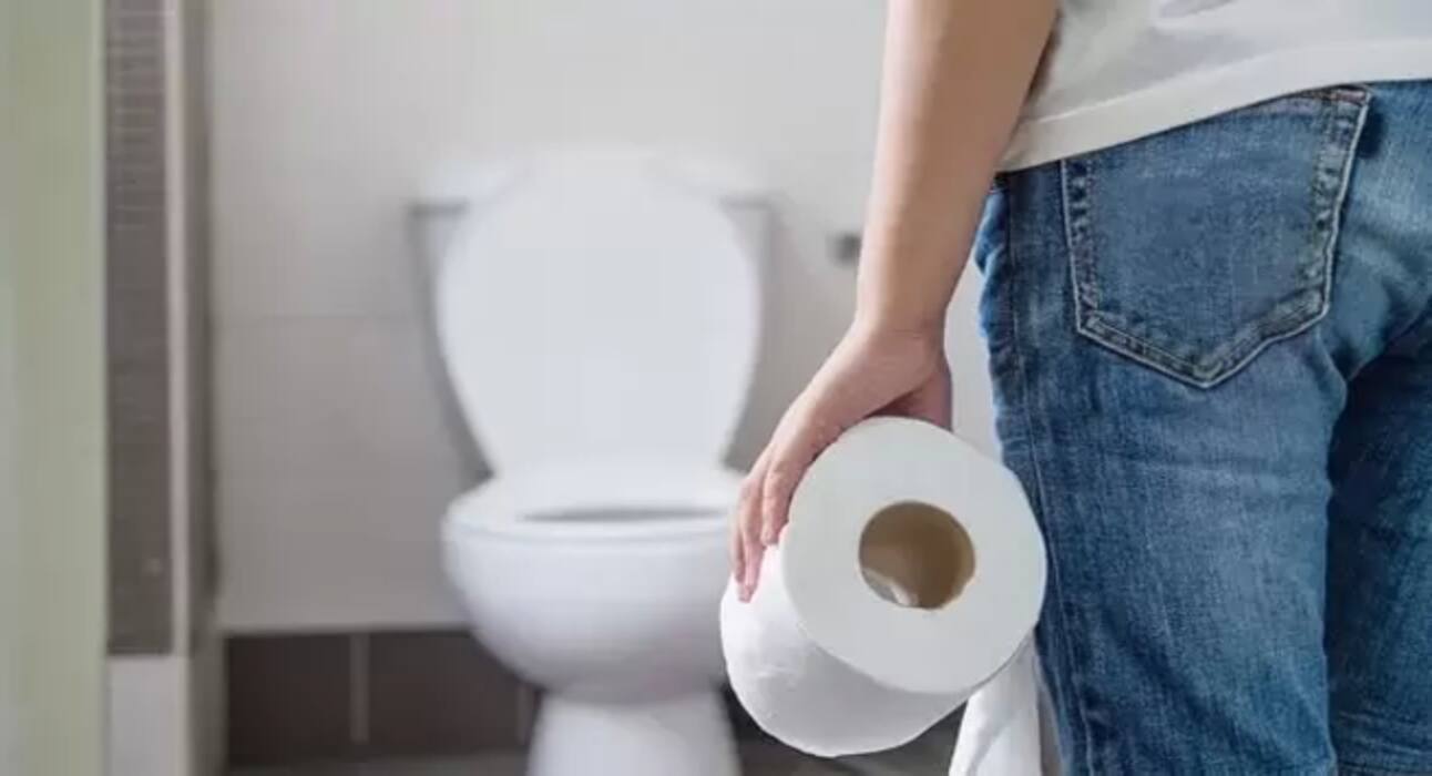 Healthy Toilet Tips In hindi : शौच के समय ये 10 गलतियां बिगाड़ती हैं आपका स्वास्थ्य, जानें कौन सी गलती पड़ सकती है भारी