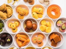 Diwali 2021: रंग-बिरंगी मिठाइयां सेहत के लिए हैं खतरा, मिठाई खरीदने से पहले ध्यान रखें ये 3 बातें