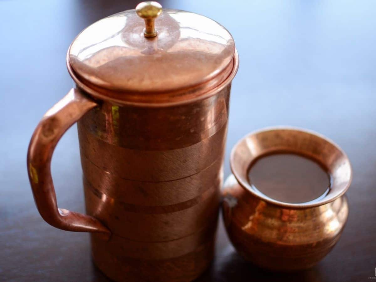 Drinking Water In Copper Vessel तांबे के बर्तन में चांदी का सिक्का
