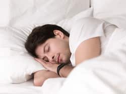 Improve Quality Of Sleep: रात में अच्छी नींद चाहिए तो छोड़नी पड़ेंगी ये 5 खराब आदतें, जानिए नींद पूरी न करने से होने वाली समस्याएं
