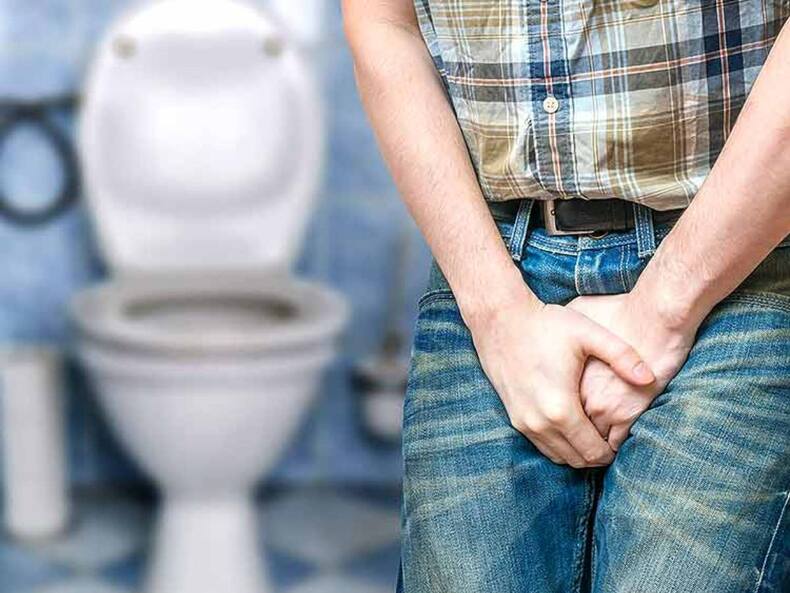 Healthy habits after Toilet in hindi : पेशाब करने के तुरंत बाद पानी पीने से गुर्दे में हो सकती है ये बड़ी परेशानी, जानें कौन सी परेशानी बनती है दर्द का कारण
