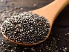 वजन घटाने में क्यों फायदेमंद है चिया सीड्स, जानिए कितनी मात्रा में और कैसे करें चिया का सेवन