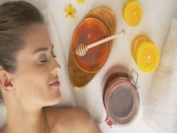 चेहरे पर निखार लाए शहद-मुल्तानी मिट्टी से बना ये फेस पैक, जानें बनाने और लगाने का सही तरीका