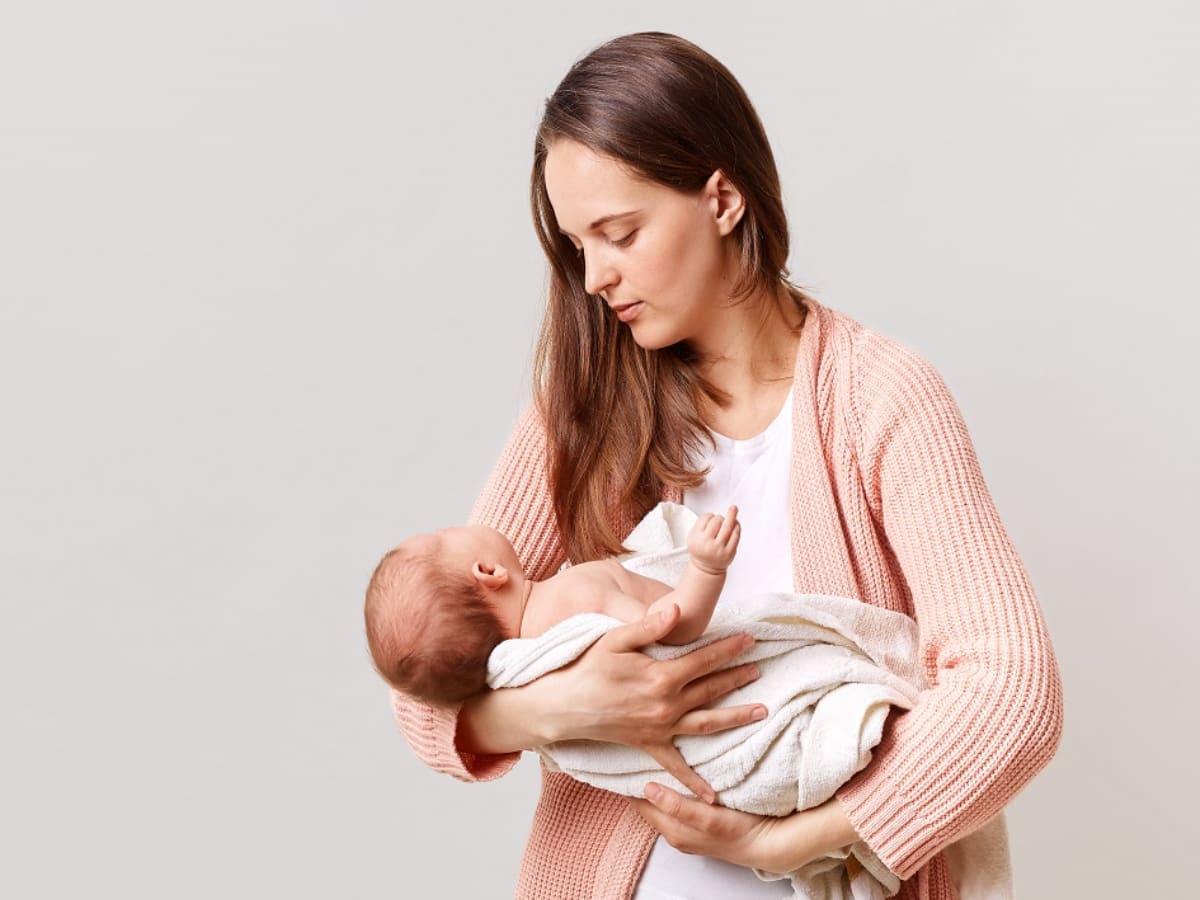 Should A Breastfeeding Mother Feed The Baby When She Is Unwell?