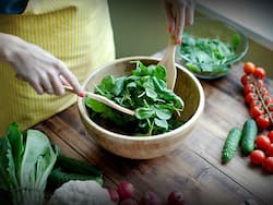 कैंसर के उपचार के दौरान कैसा हो खानपान, जानिए डाइट और कैंसर से जुड़े कुछ सच-झूठ