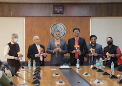 IIT Delhi Start-Up Launces    World's Smallest Wearable Air Purifier    That Is As Effective As N95 Face Mask