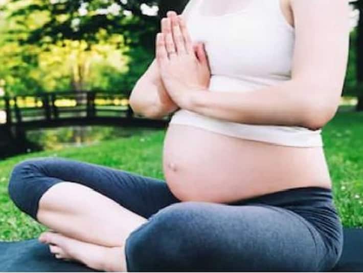 Почему некоторые беременные. Беременные женщины. Фото беременных женщин. Йога для беременных на природе. Беременные бабы.