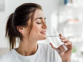 पाचन को बेहतर रखने के लिए गर्मी में कैसा पानी पीना चाहिए, ठंडा या गर्म? जानिए पानी पीने का सही तरीका