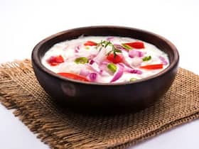 दही के साथ भूलकर भी न खाएं 5 चीजें, पेट में जाते ही बन जाता है जहर!