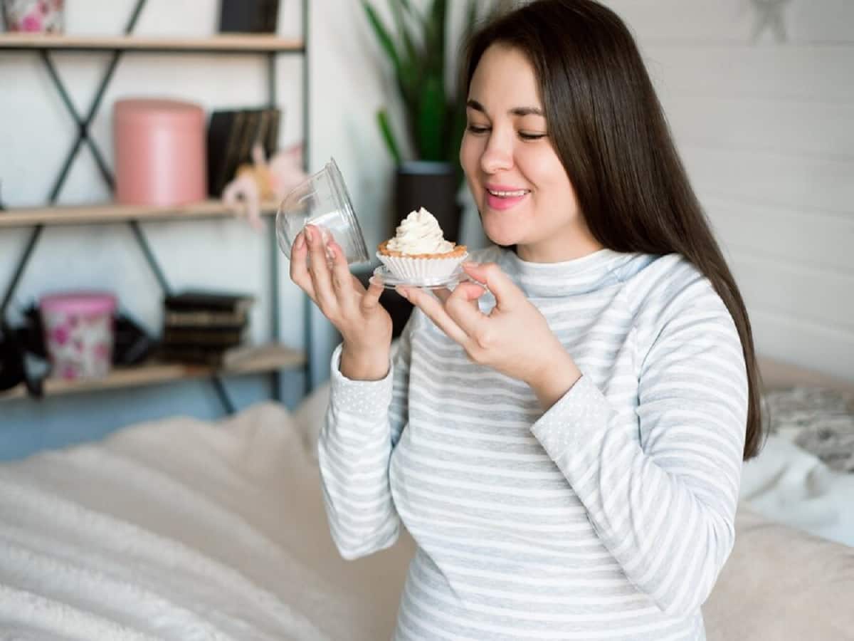 Happy Young Pregnant Woman Holding Delicious Cake Stock Photo - Image of  people, healthcare: 305314956