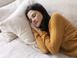 वेट लॉस से लेकर स्किन पर नेचुरल ग्लो, रात में नींबू पानी पीने से हो सकते हैं ये 5 लाभ