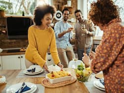 You Are More Likely To Choose Healthier Food When With Strangers: Here   s Why