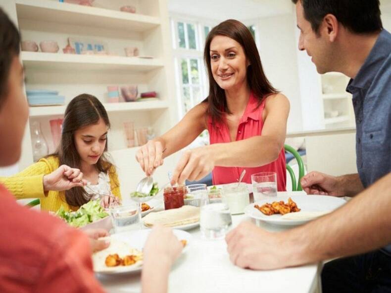 International Day of Families 2022: जॉइंट फैमिली में रहने वाले बच्चों को मिलता है भरपूर प्यार और अच्छी परवरिश, जानें संयुक्त परिवारों में रहने के बेहतरीन फायदे