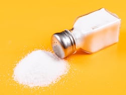 वजन कम करने के लिए एक्सरसाइज से पहले जरूर खा लें थोड़ा नमक, जानें क्‍यों फायदेमंद है एक चुटकी नमक