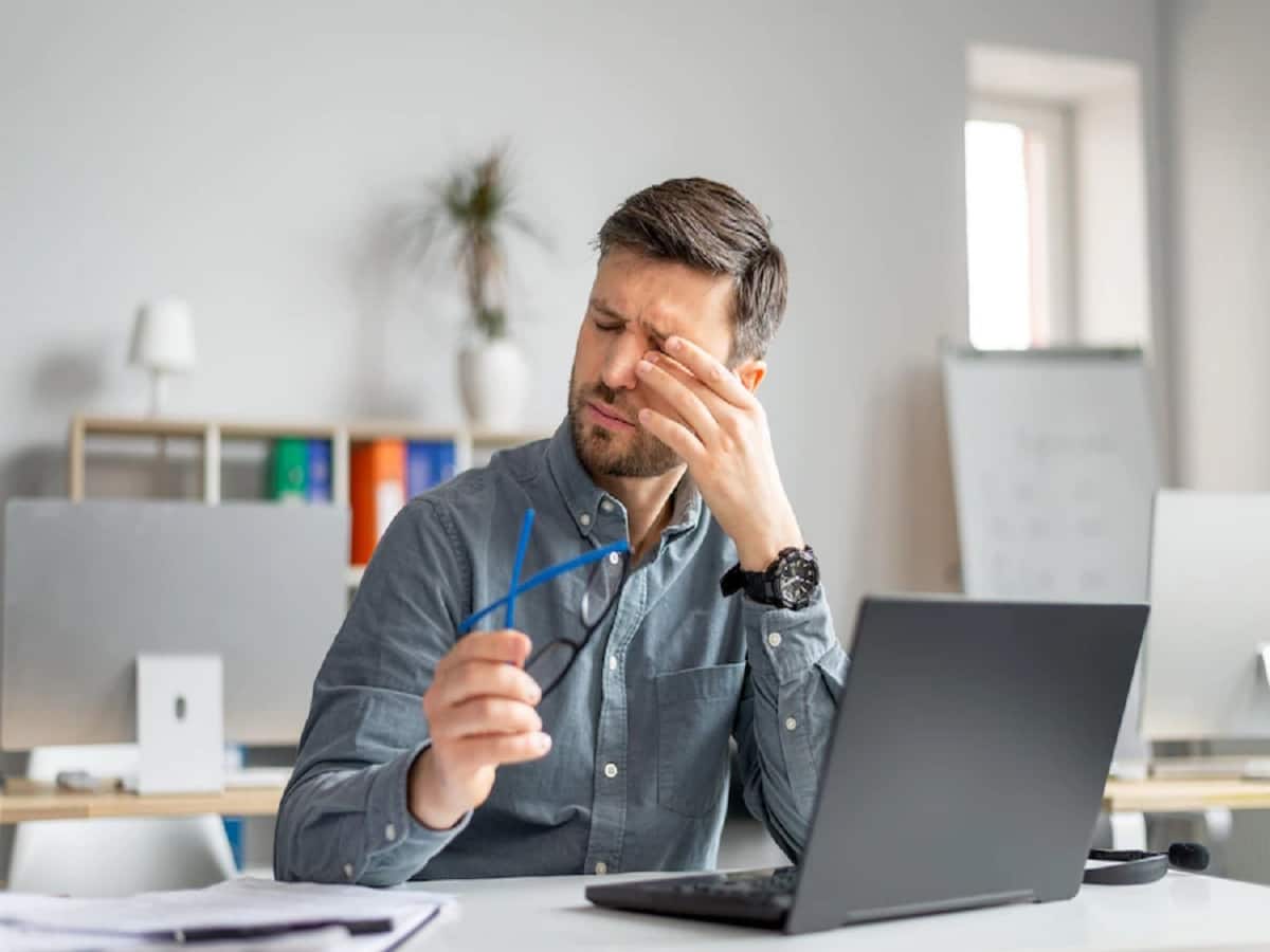 The Impact Of Digital Screens On Vision: Navigating The Digital Eye Strain Epidemic - Vimarsana News