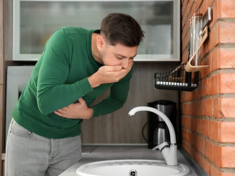 लीची के बीज क्या सच में सेहत के लिए है फायदेमंद? खाने से पहले एक्सपर्ट से जानें इसके 4 बड़े नुकसान