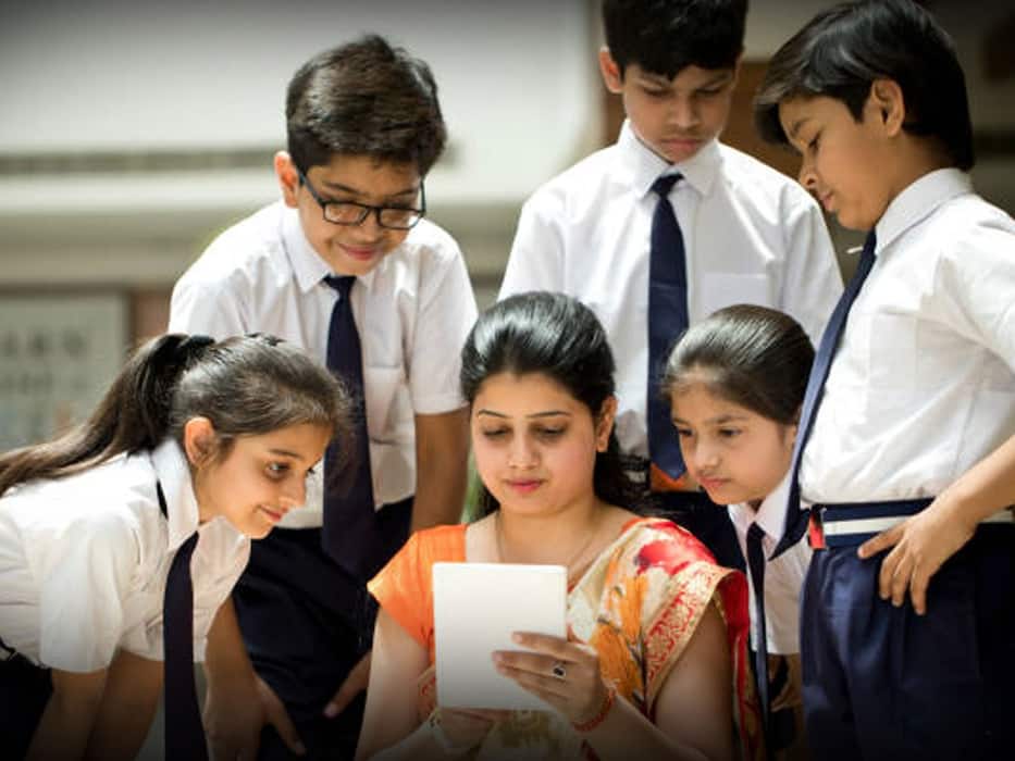 क्या आपका बच्चा स्कूल नहीं जाना चाहता? स्कूल जाते हुए रोने वाले बच्चों के माता-पिता करें ये 7 काम, दूर होगा बच्चे के मन से डर