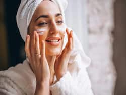 बरसात में बढ़ सकती है त्वचा की चिपचिप और रूखापन,इस तरह से रखें स्किन का ख्याल,चमक उठेगा चेहरा