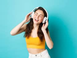 क्या आप भी दूसरों का इयरफोन इस्तेमाल करते हैं, जानिए इसके नुकसान और इयरफोन यूज करने का तरीका