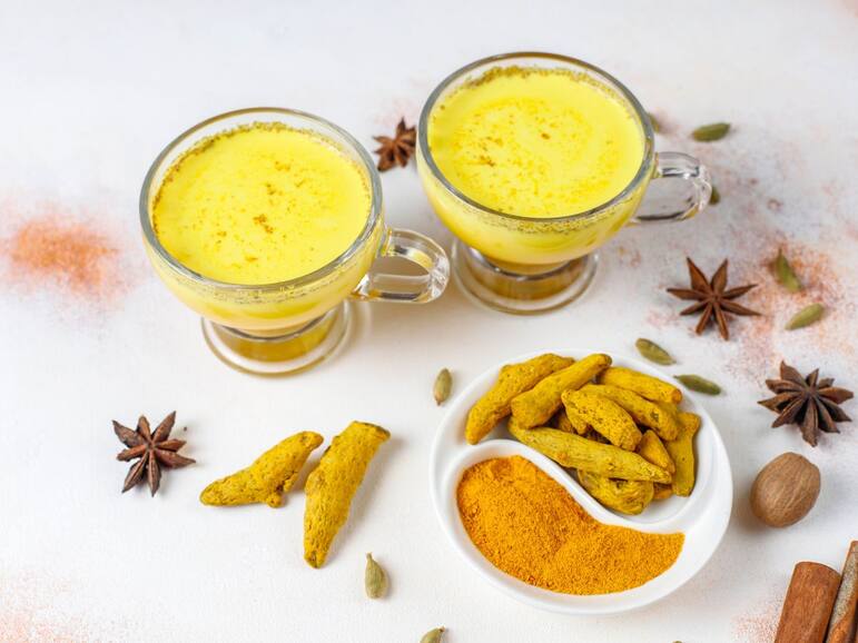 ब्लड शुगर कंट्रोल करने के डायबिटीज के मरीज दूध में मिलाकर पिएं ये 3 चीजें, कमजोरी भी होगी दूर