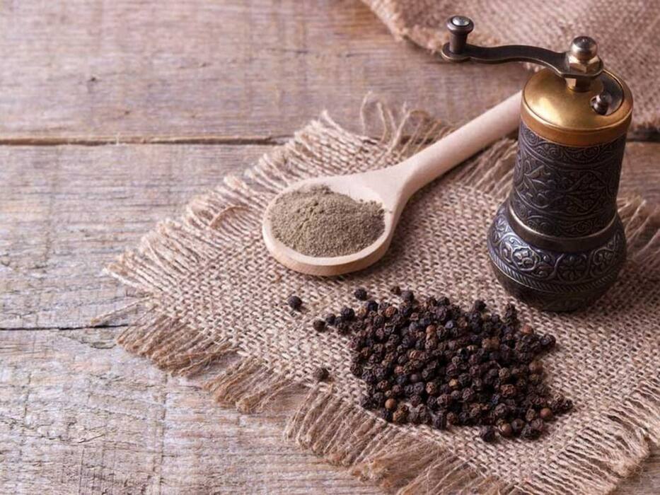 रोज रात दूध में मिलाकर पीएं इनमें से कोई 1 चीज, ब्लड शुगर लेवल रहेगा हमेशा अंडर कंट्रोल