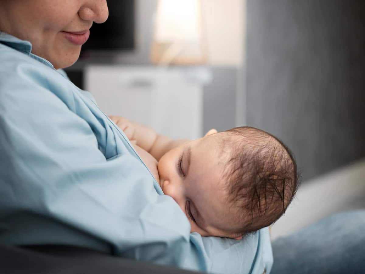 Should A Breastfeeding Mother Feed The Baby When She Is Unwell?