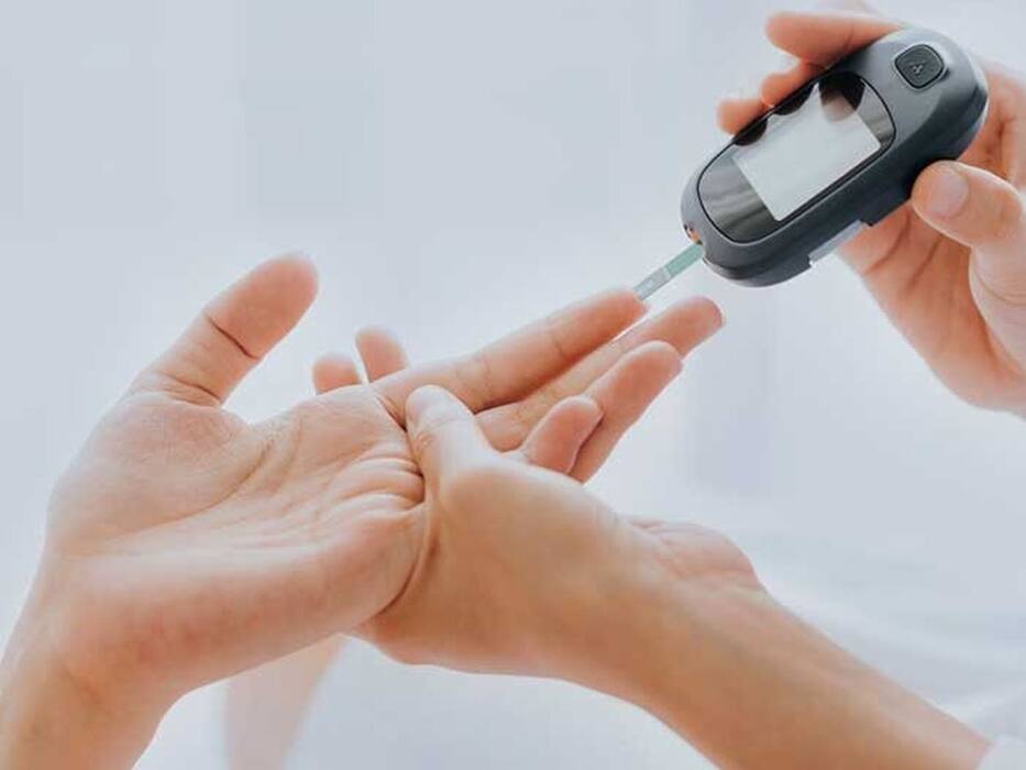 Insulin के इंजेक्शन लेते वक्त भूलकर भी न करें इन 4 चीजों का सेवन! खून में तेजी से बढ़ने लगेगी शुगर
