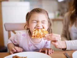 जब बच्चों को रोकना हो जंक फूड खाने से तो करें ये 3 उपाय, कुछ ही दिनों में छूट जाएगी ये अनहेल्दी आदत